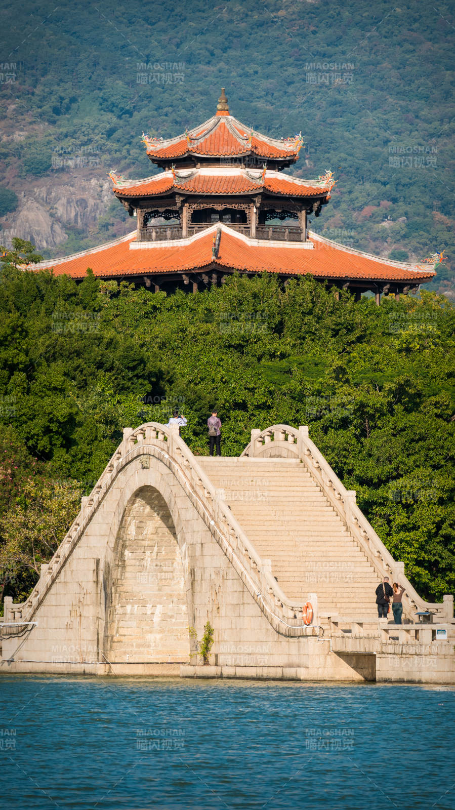 泉州西湖公园湖畔古桥与亭台图片