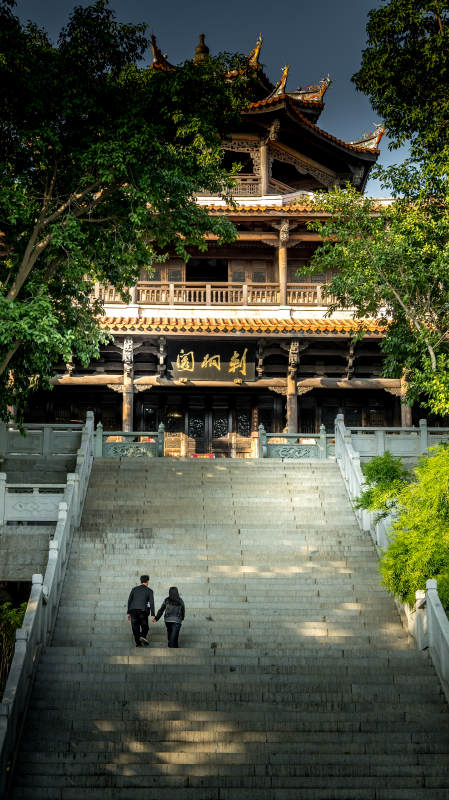 泉州西湖公园桃花岛古刹拾阶 静谧相伴图片