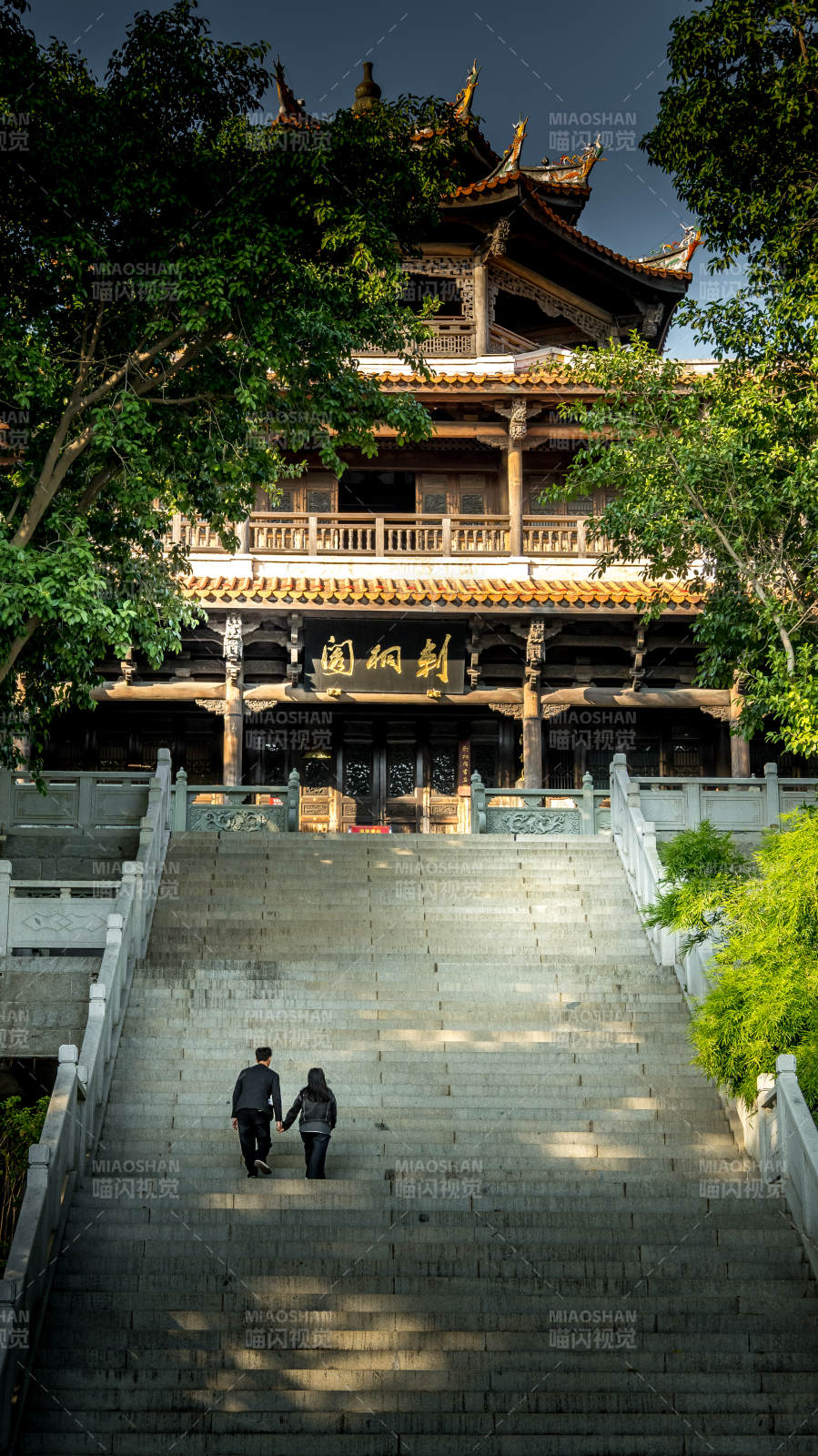 泉州西湖公园桃花岛古刹拾阶 静谧相伴图片