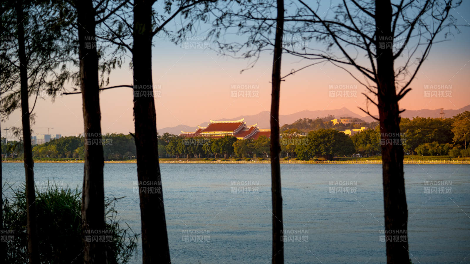 泉州西湖公园湖畔古建筑剪影图片