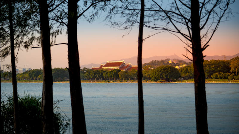 泉州西湖公园湖畔古建筑剪影图片