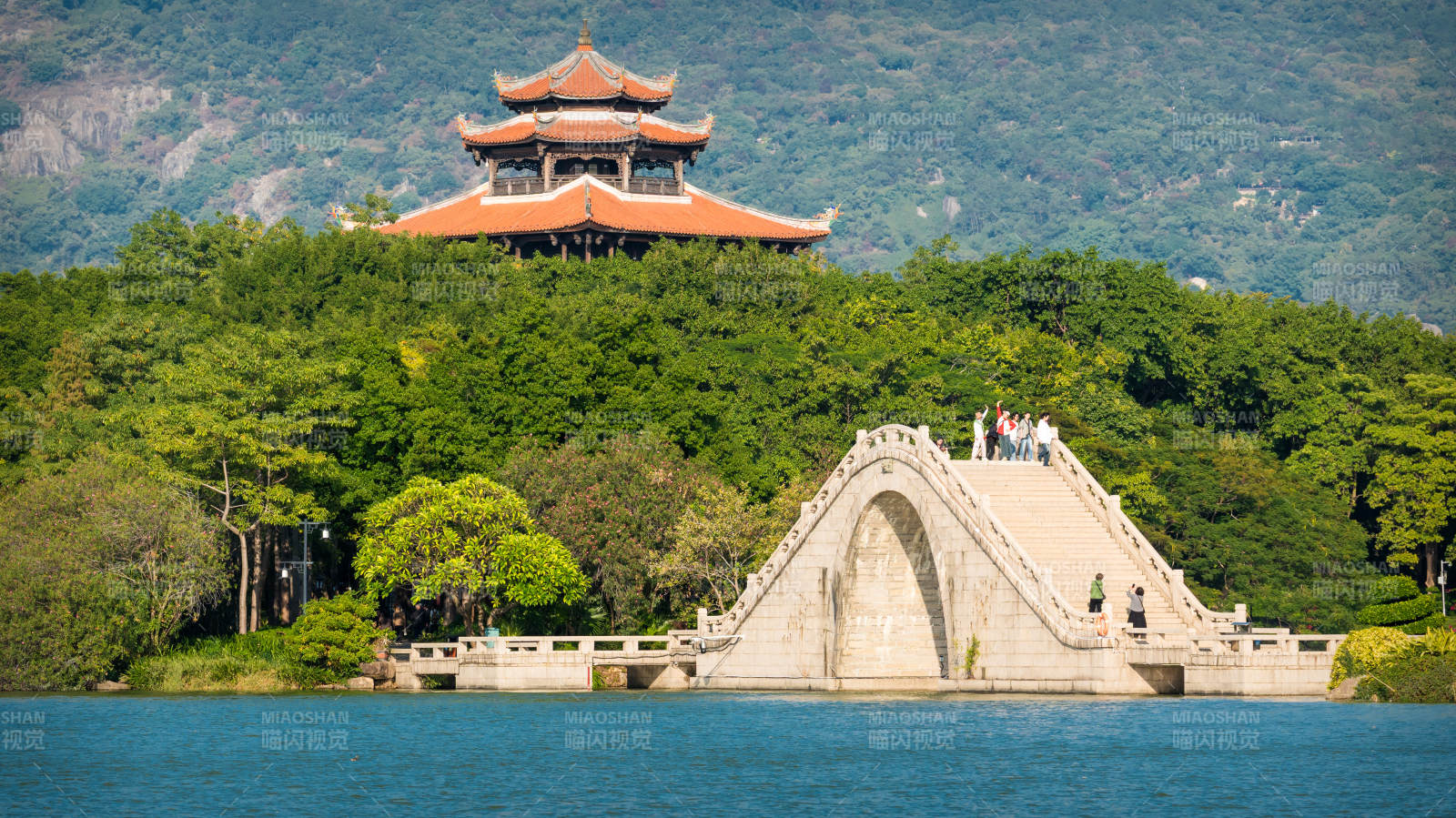 泉州西湖公园湖畔古桥与亭台图片