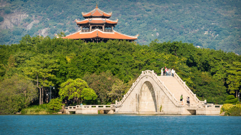 泉州西湖公园湖畔古桥与亭台图片