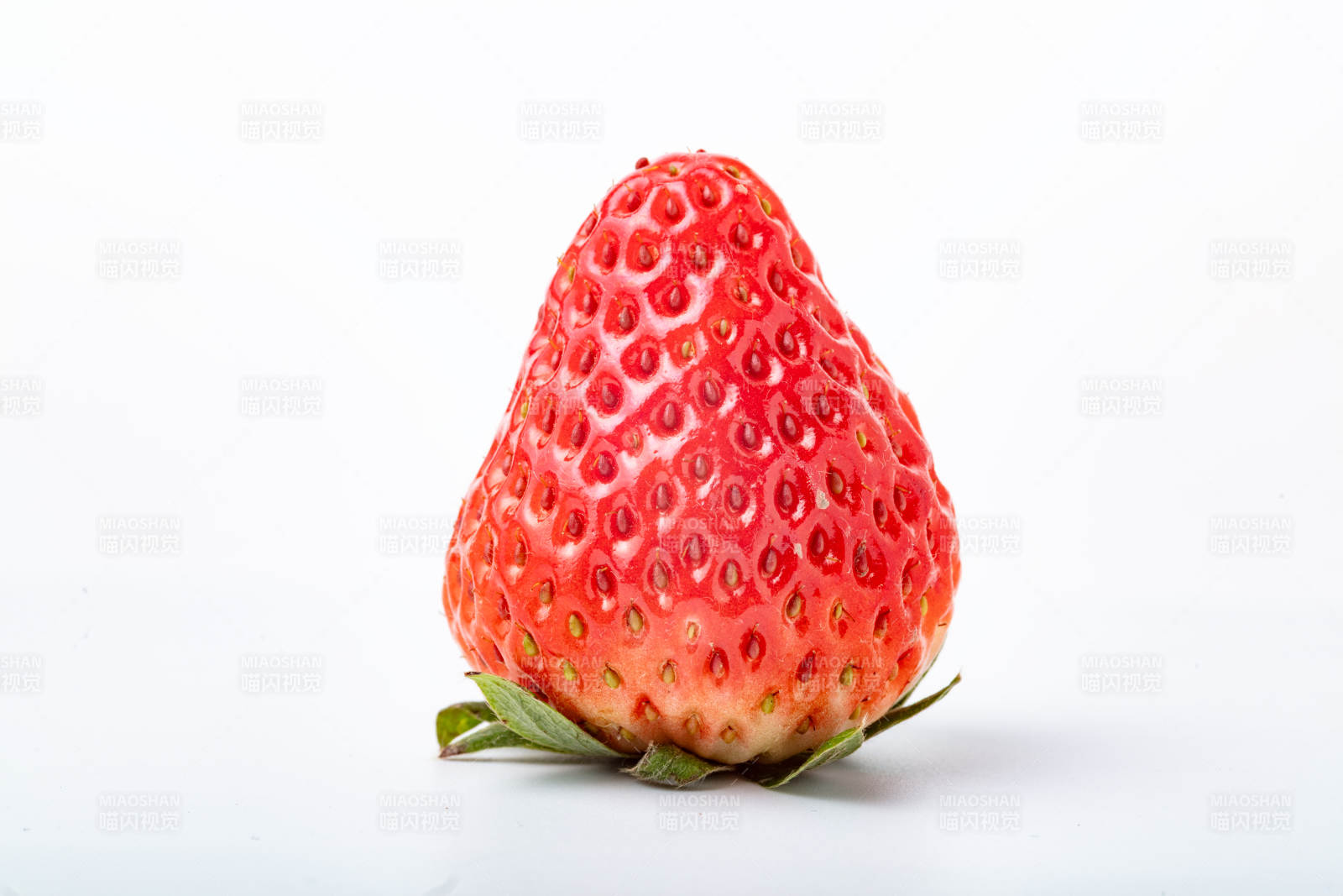 鲜红草莓特写图片