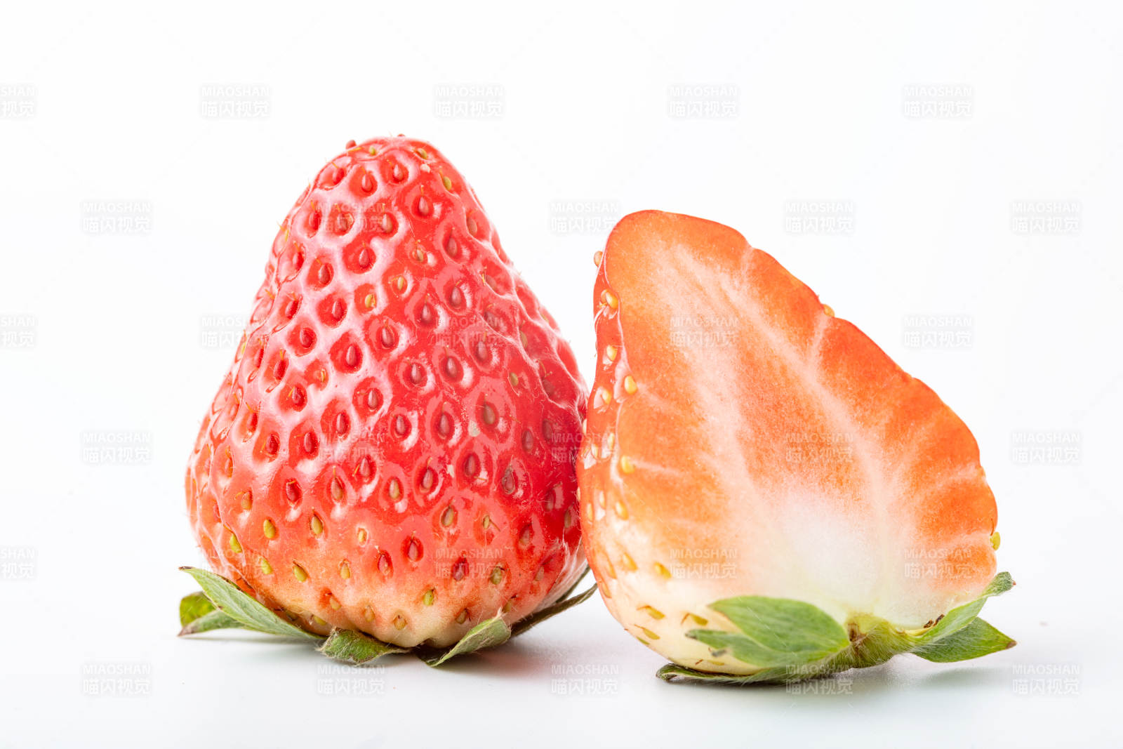 新鲜草莓切面图图片