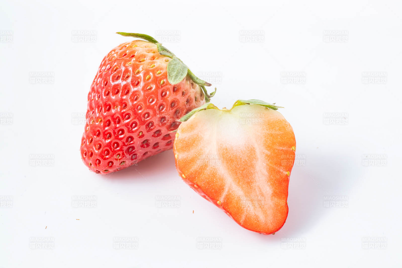 草莓切半展示图片