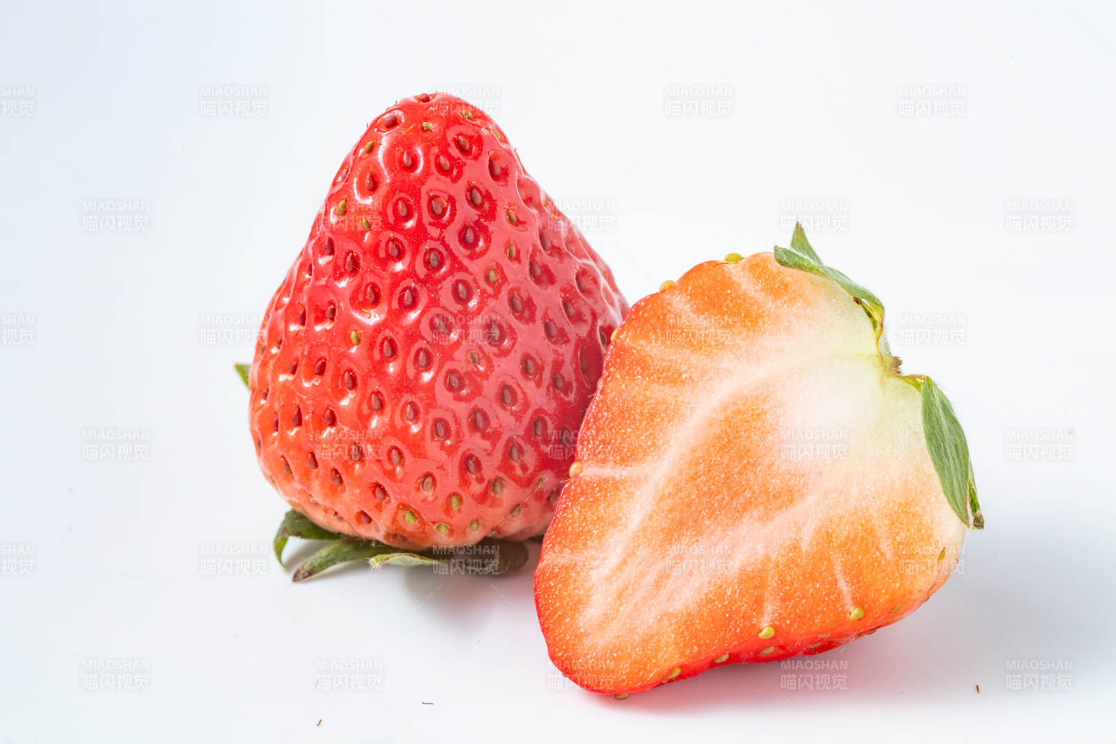 新鲜草莓切面图图片