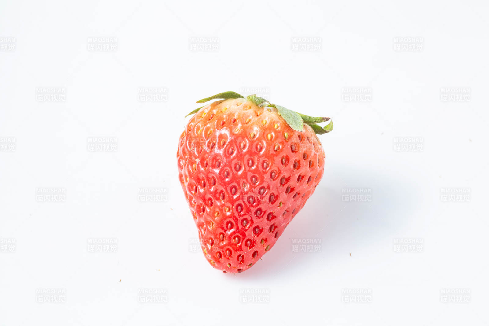 鲜红草莓特写图片