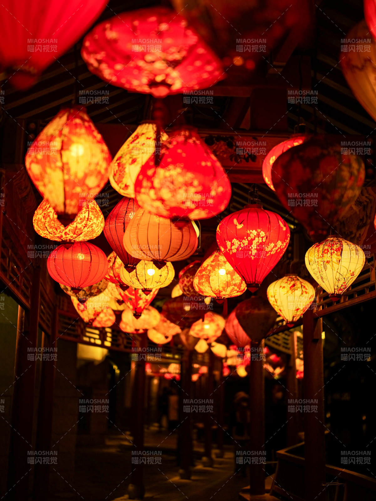 红灯笼映夜街图片