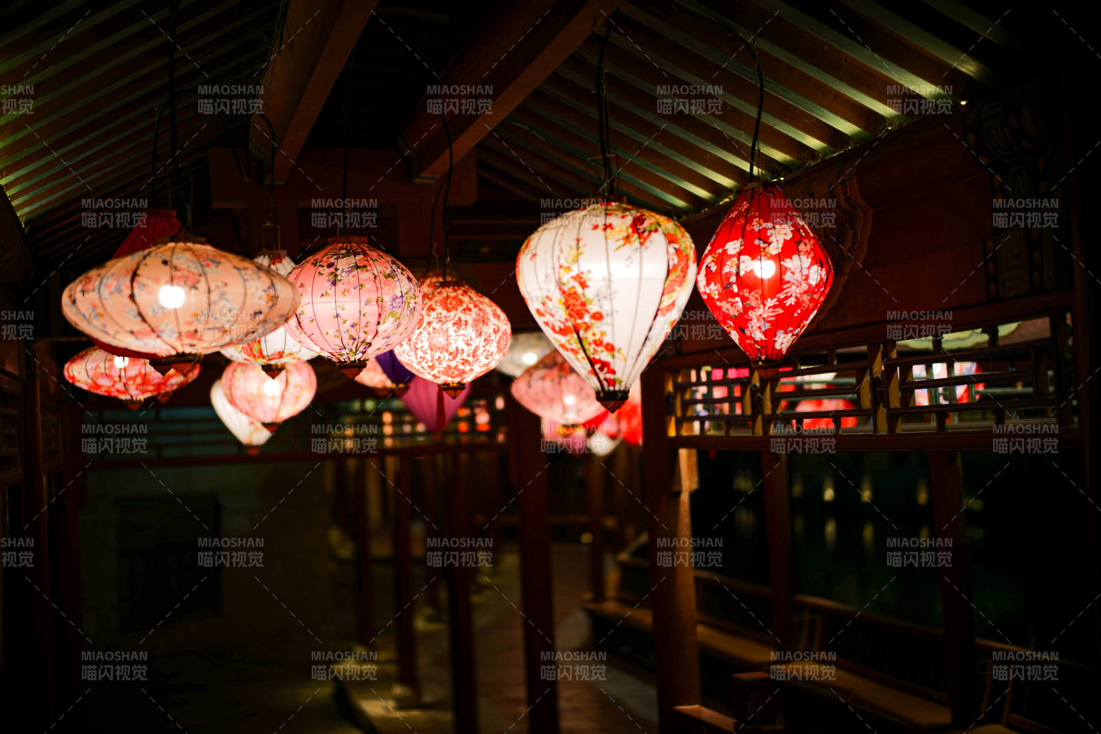 红灯笼映夜景图片