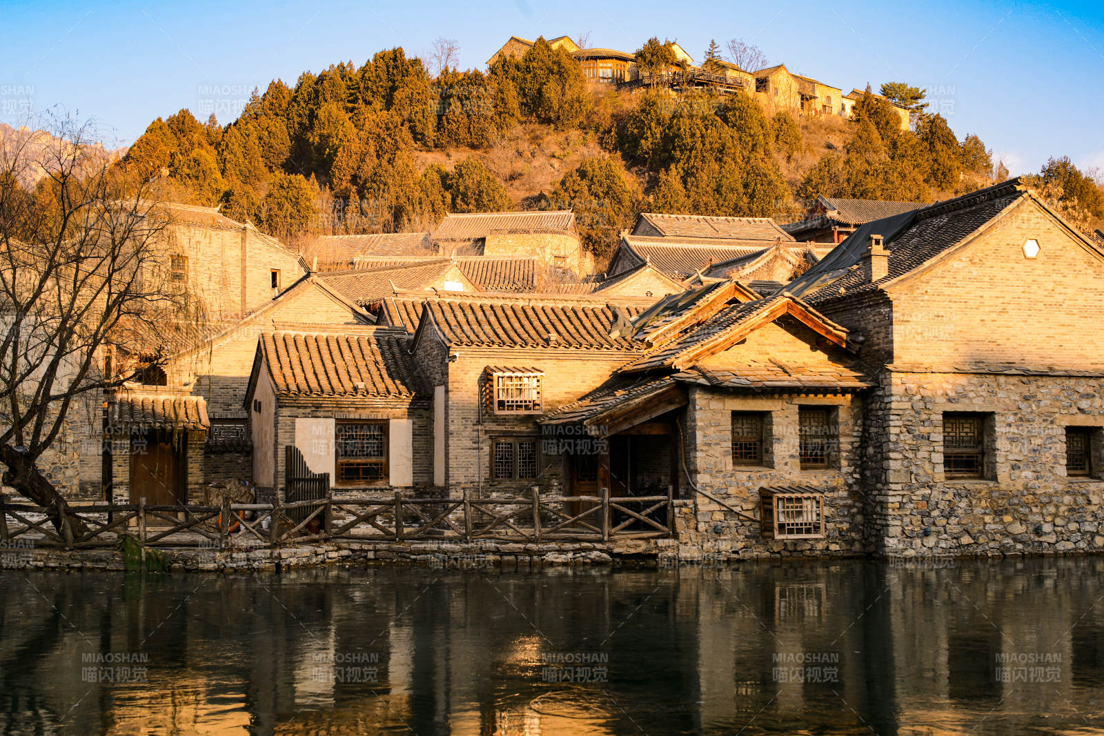 古北水镇古村水畔秋景图片