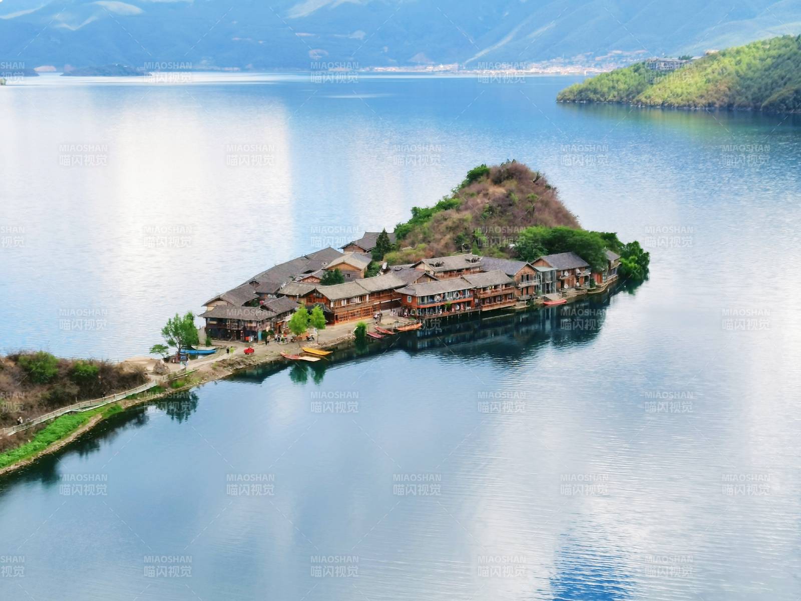 泸沽湖里格半岛 静谧如画图片
