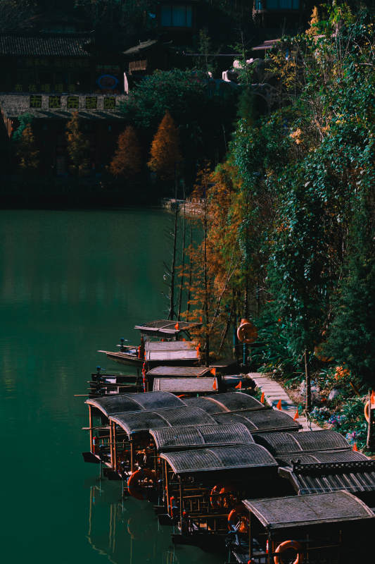 静谧水乡舟影图片