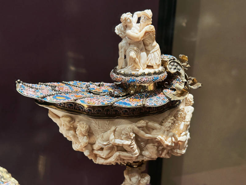 奥地利艺术博物馆精美雕花瓷盘雕塑图片