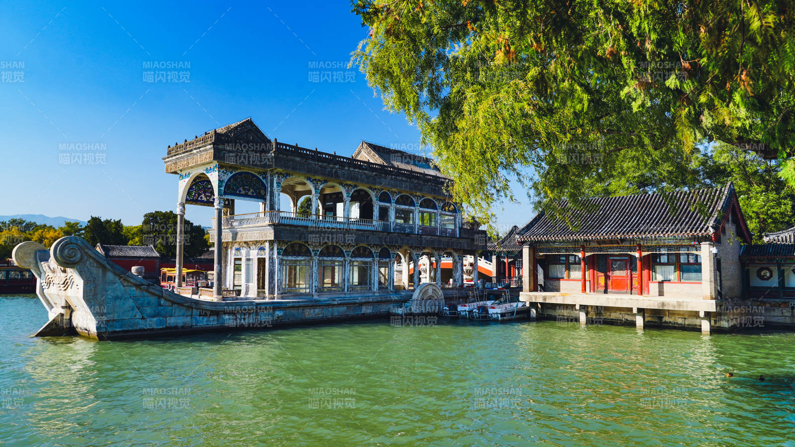 颐和园石舫湖畔古建筑风光图片