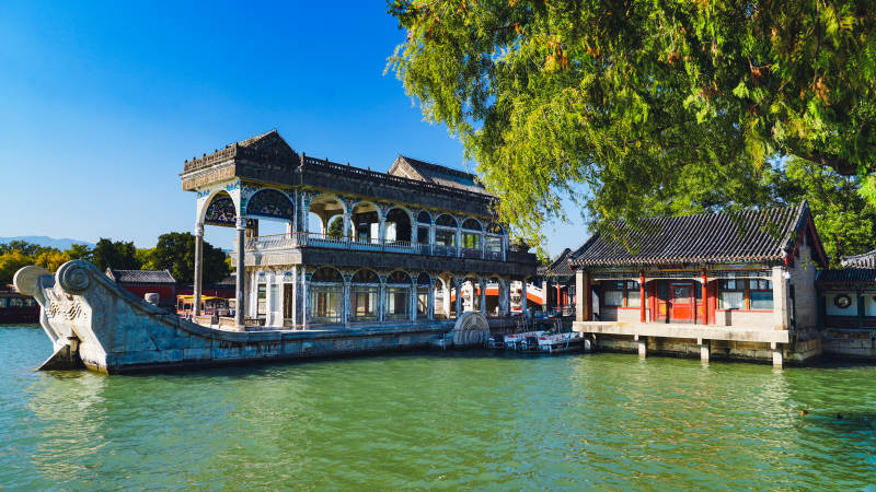 颐和园石舫湖畔古建筑风光图片