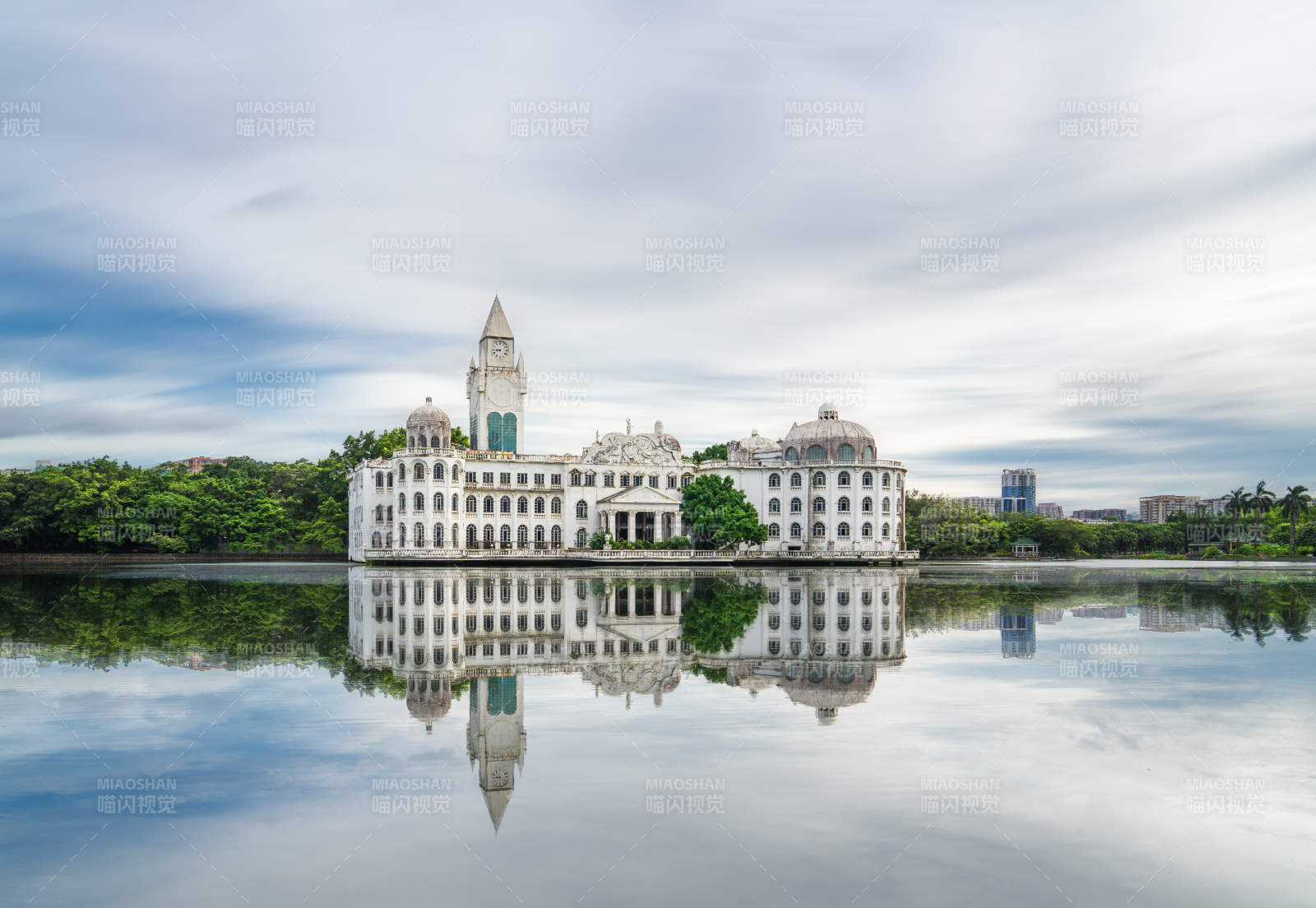 越秀公园湖畔白宫倒影图片