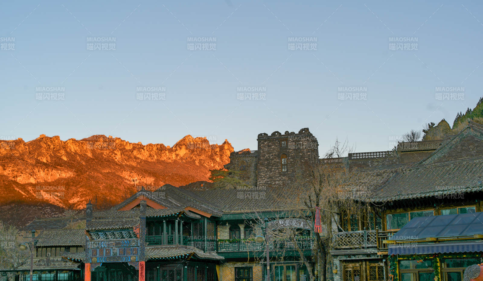 古北水镇夕阳下的古建筑群图片