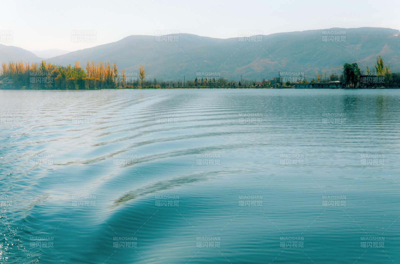 湖光山色静谧茈碧湖面之美图片