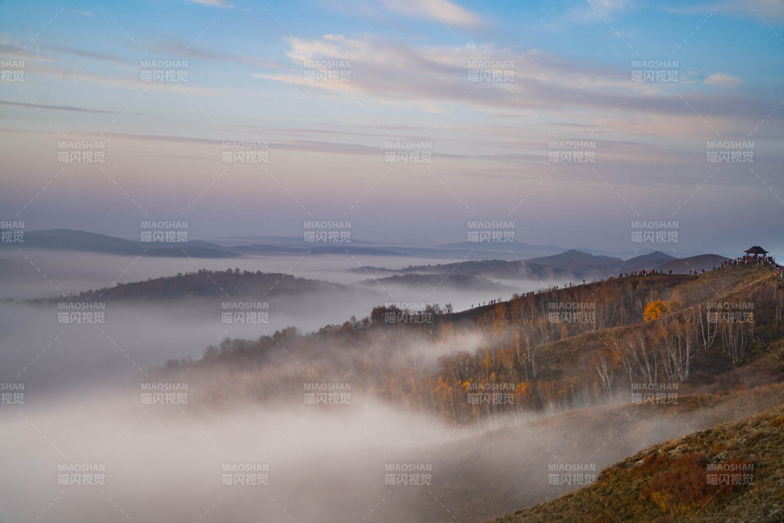 清晨秋山云雾图片