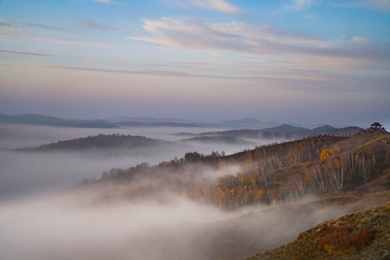 清晨秋山云雾图片