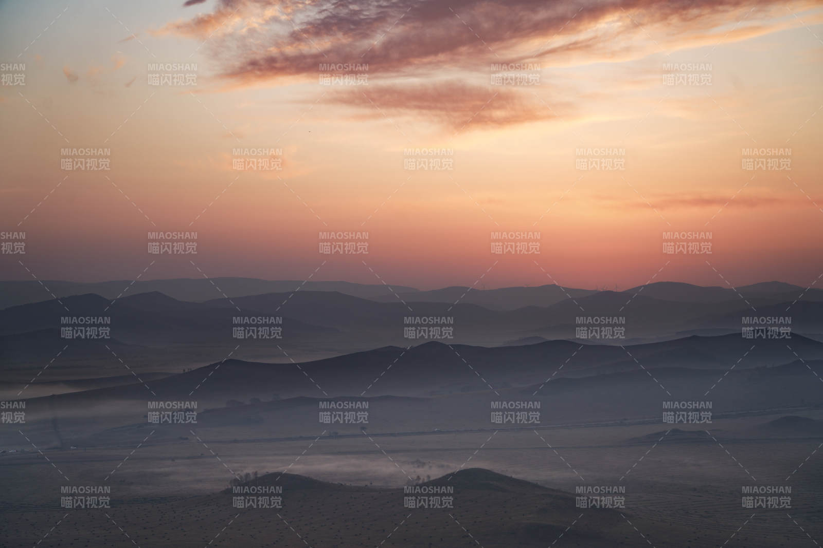 日出晨雾山峦图片