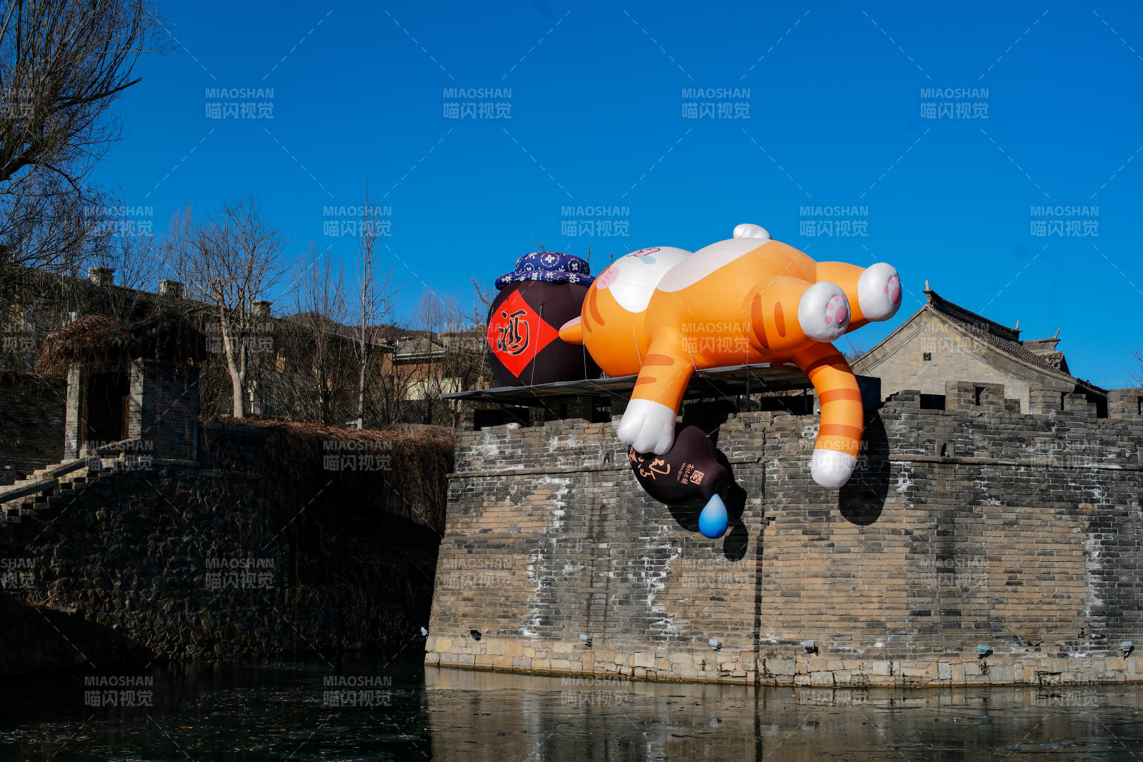 河上漂浮的卡通玩偶图片