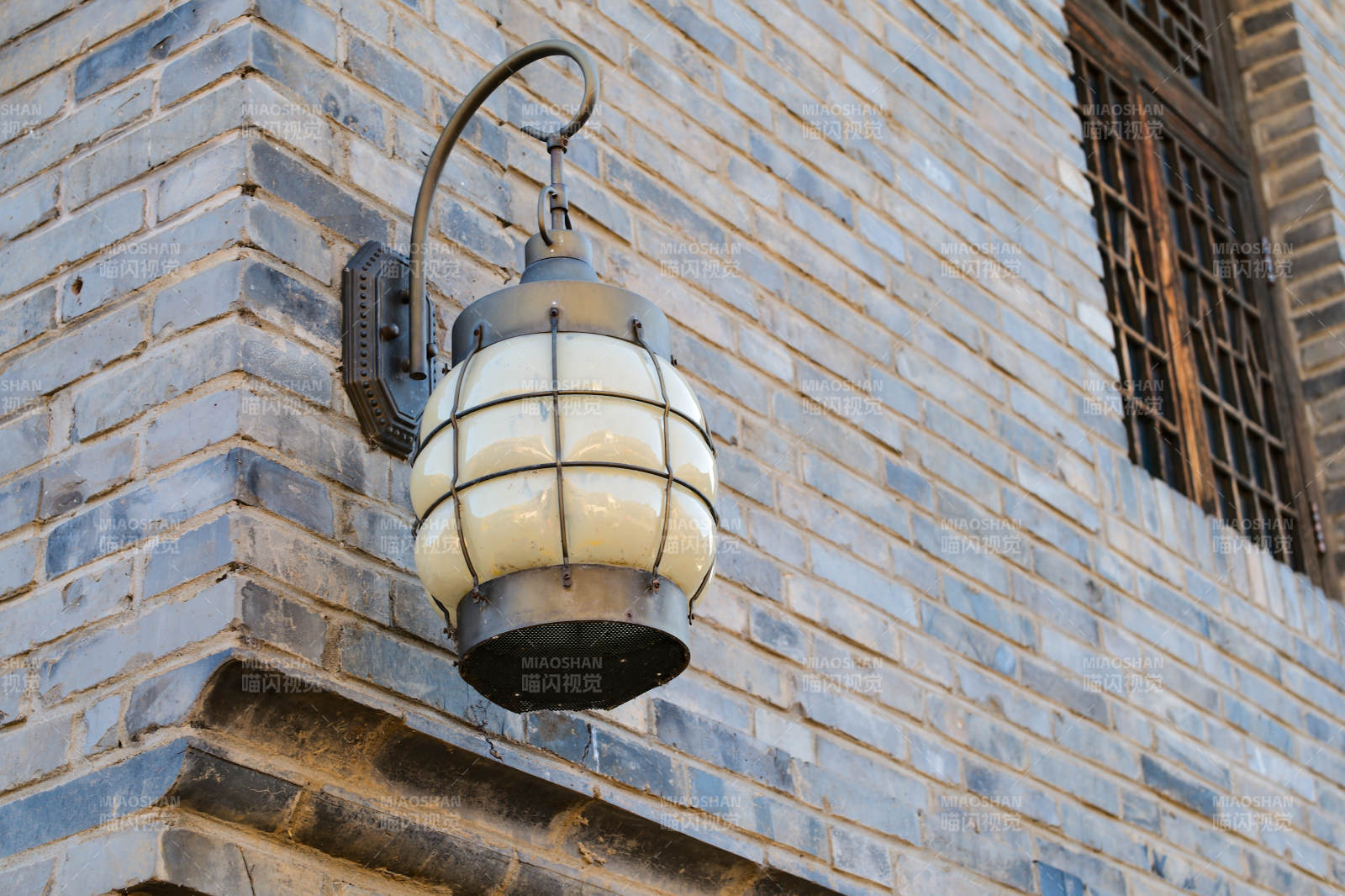 古墙上的灯笼图片
