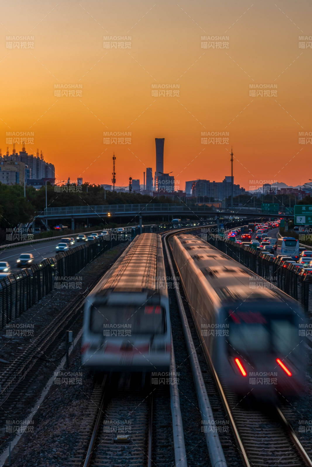 黄昏双轨列车映中国尊图片