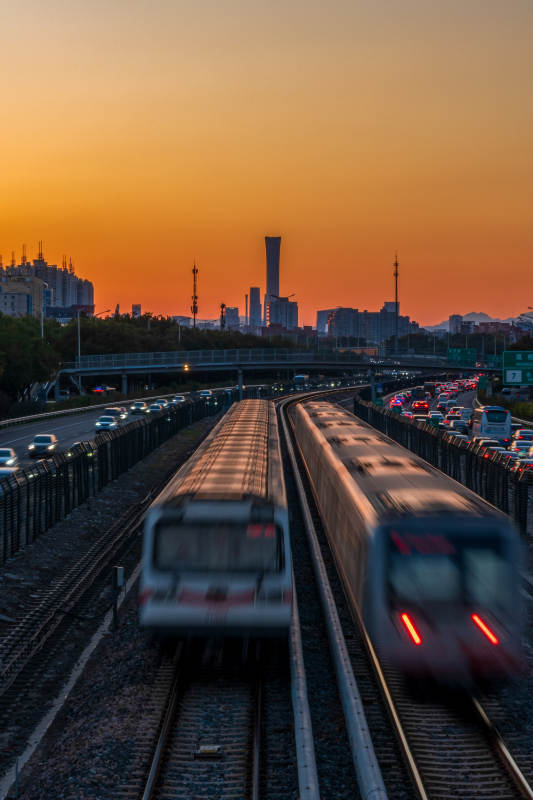 黄昏双轨列车映中国尊图片