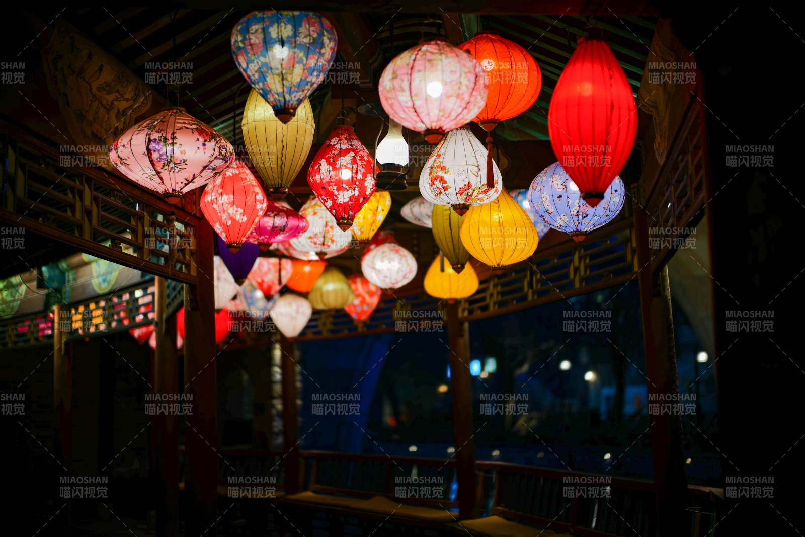 彩灯映夜景图片