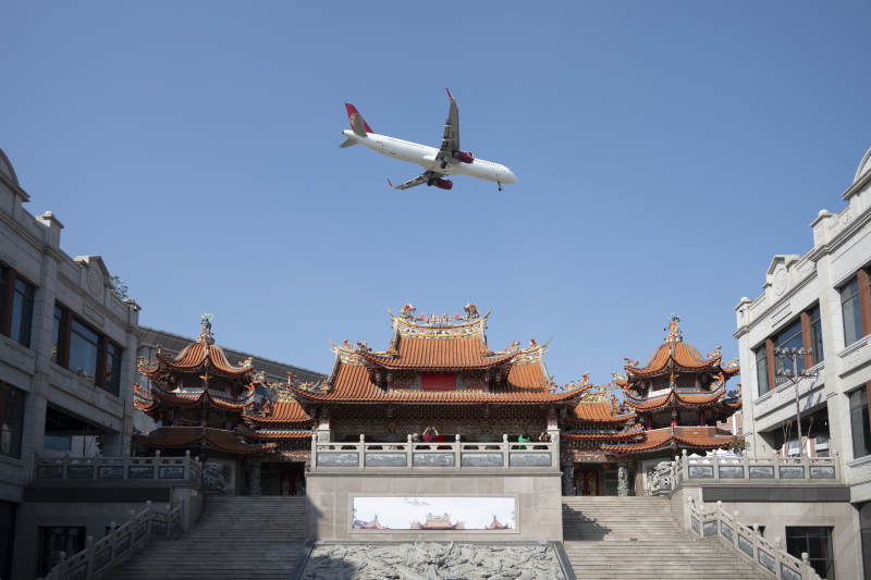 飞机飞越朝天宫古庙图片