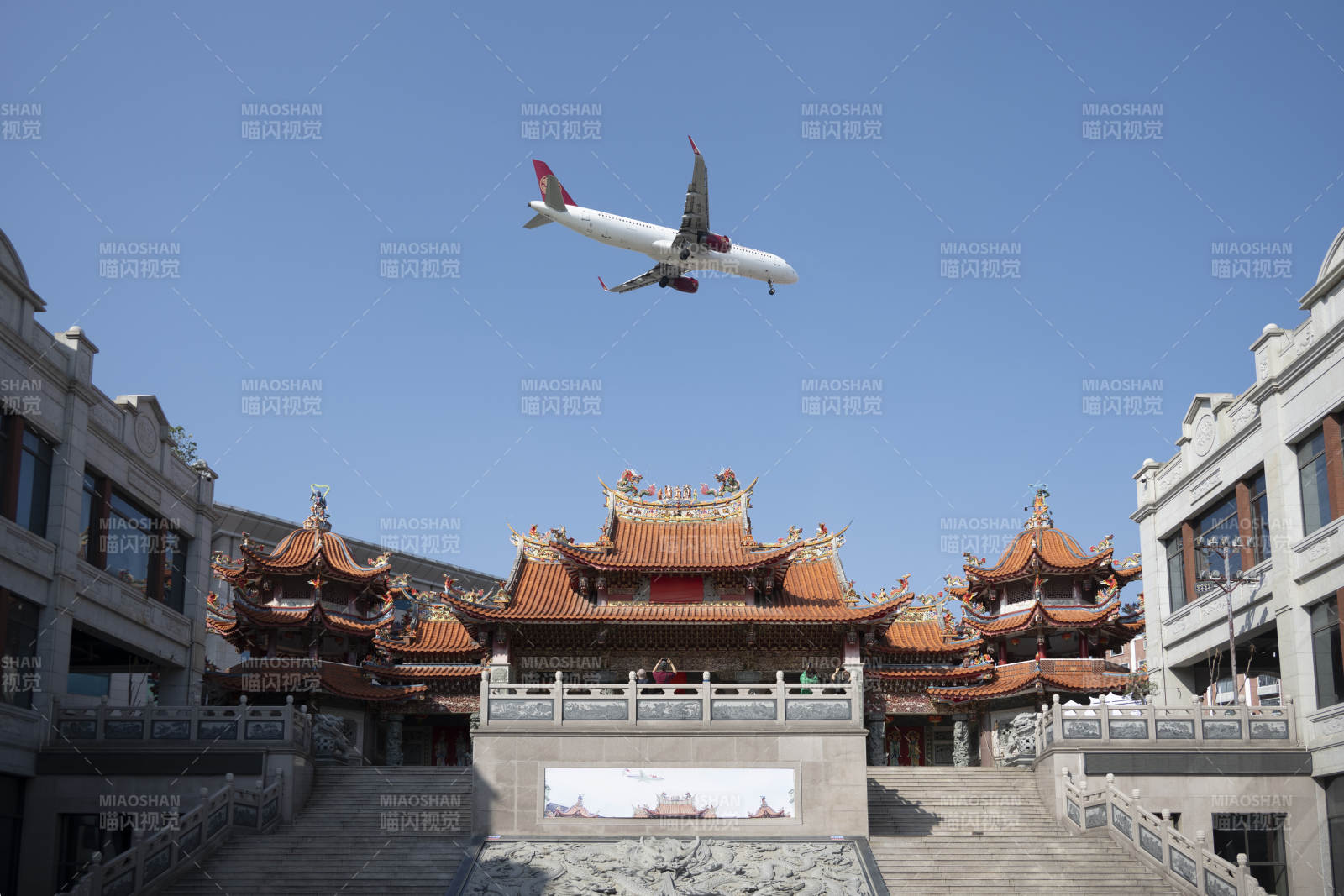 飞机飞越朝天宫古庙图片