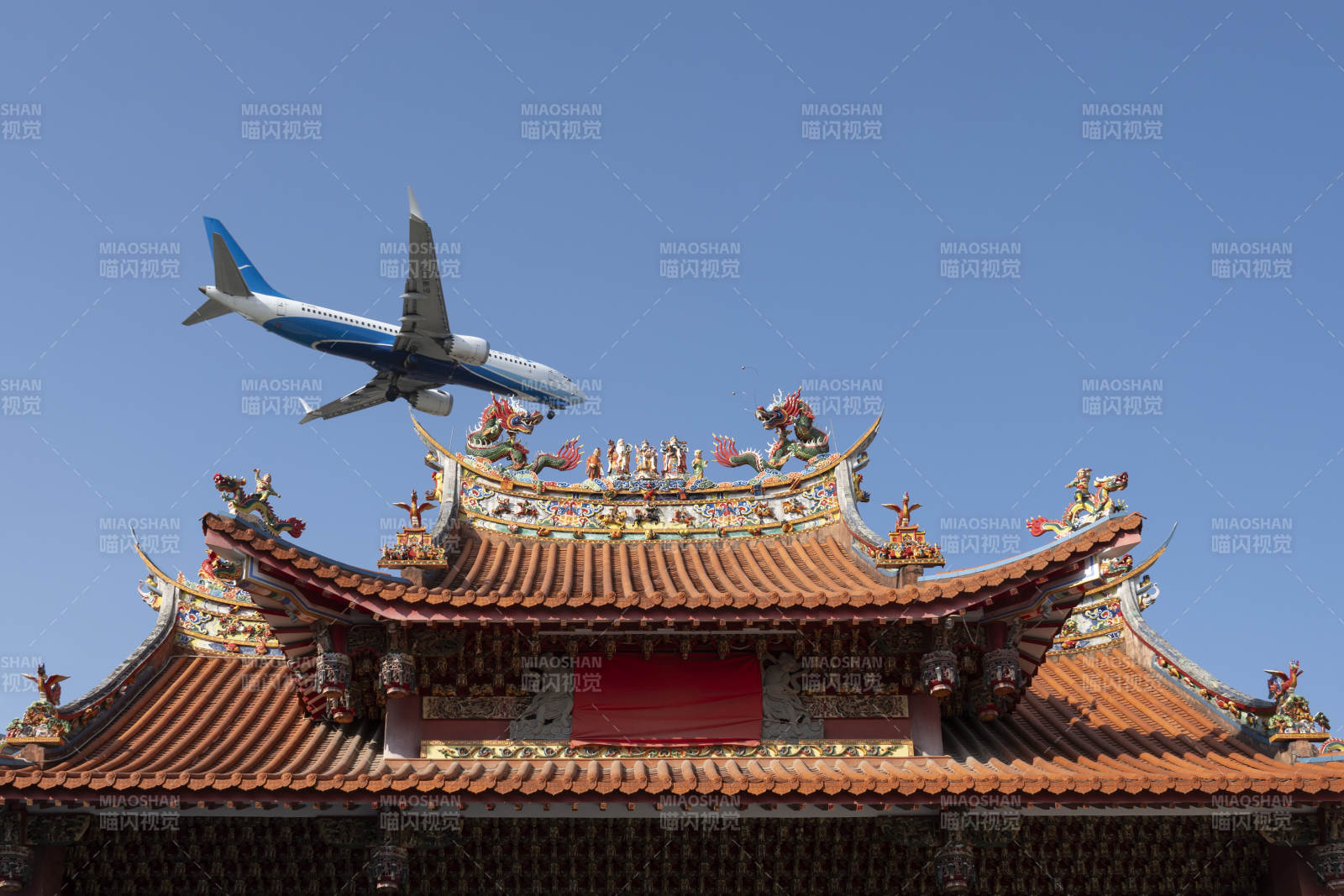 飞机飞越朝天宫古庙屋顶图片