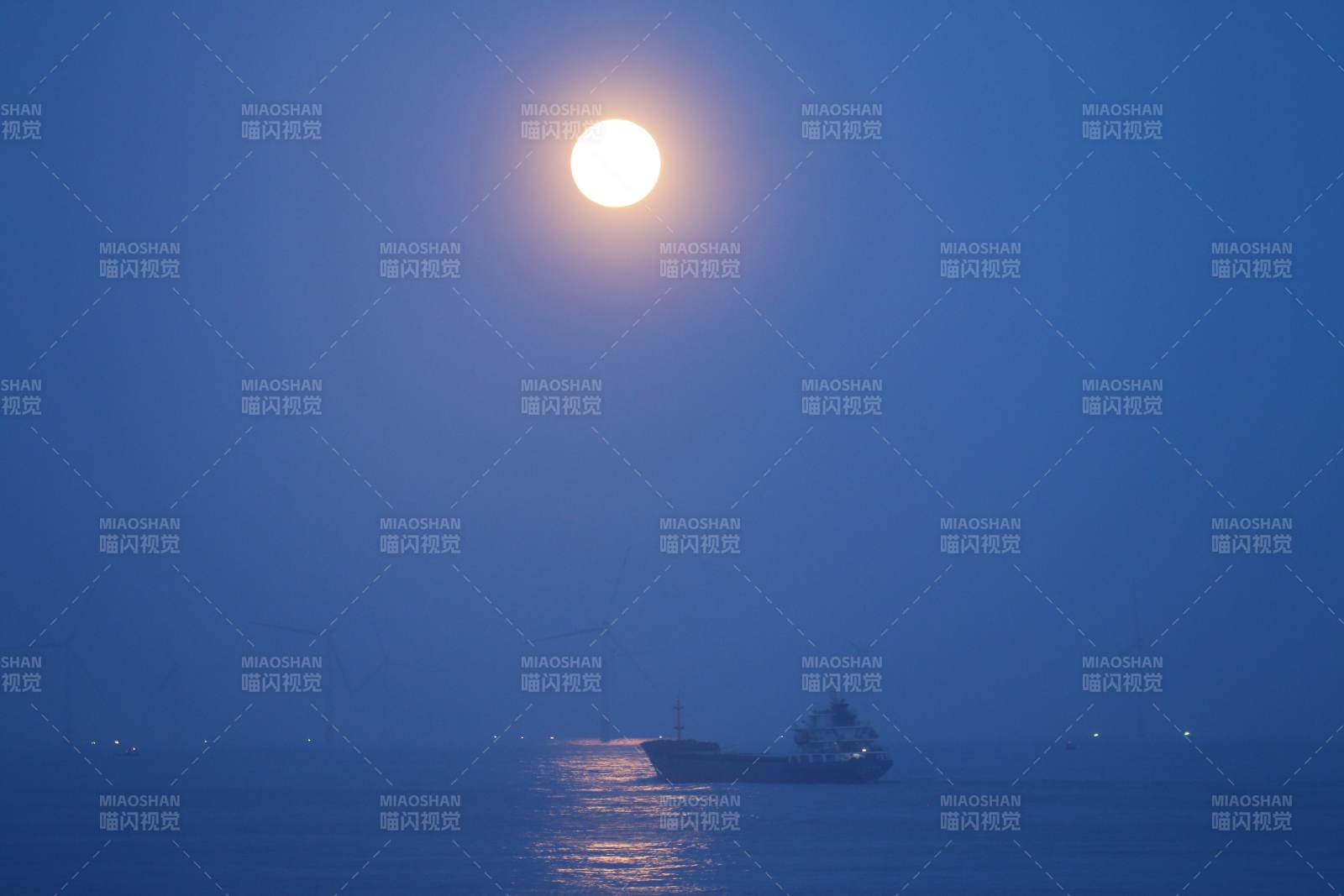 月夜海船静泊图片
