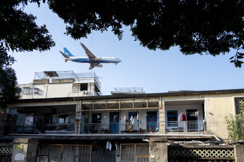 飞机掠过居民楼图片