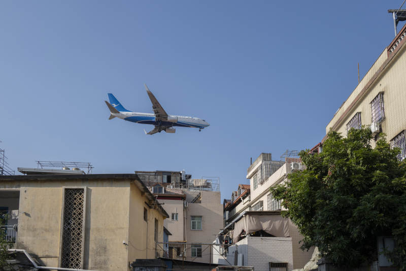 飞机飞越城市上空图片