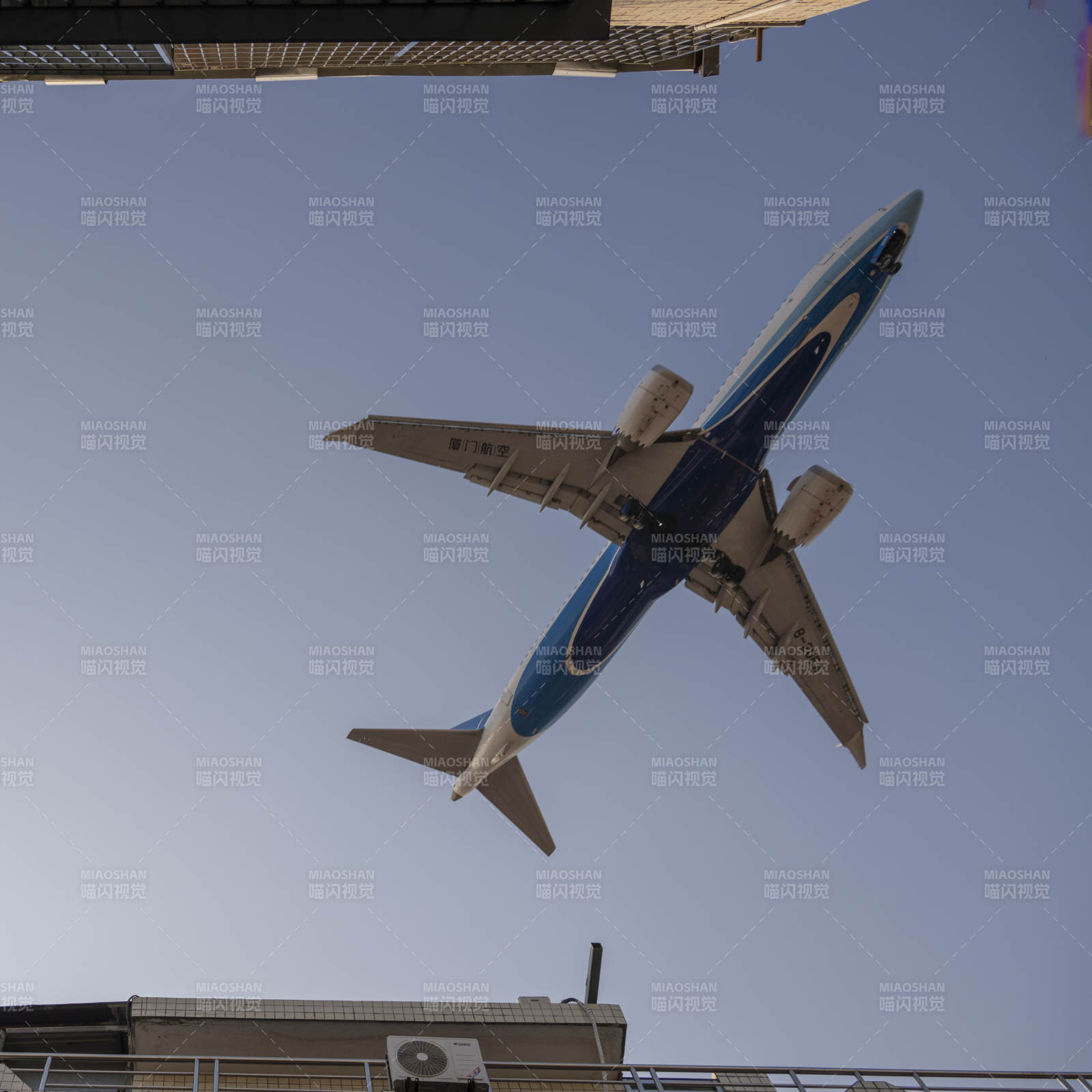 飞机低空飞过城市图片