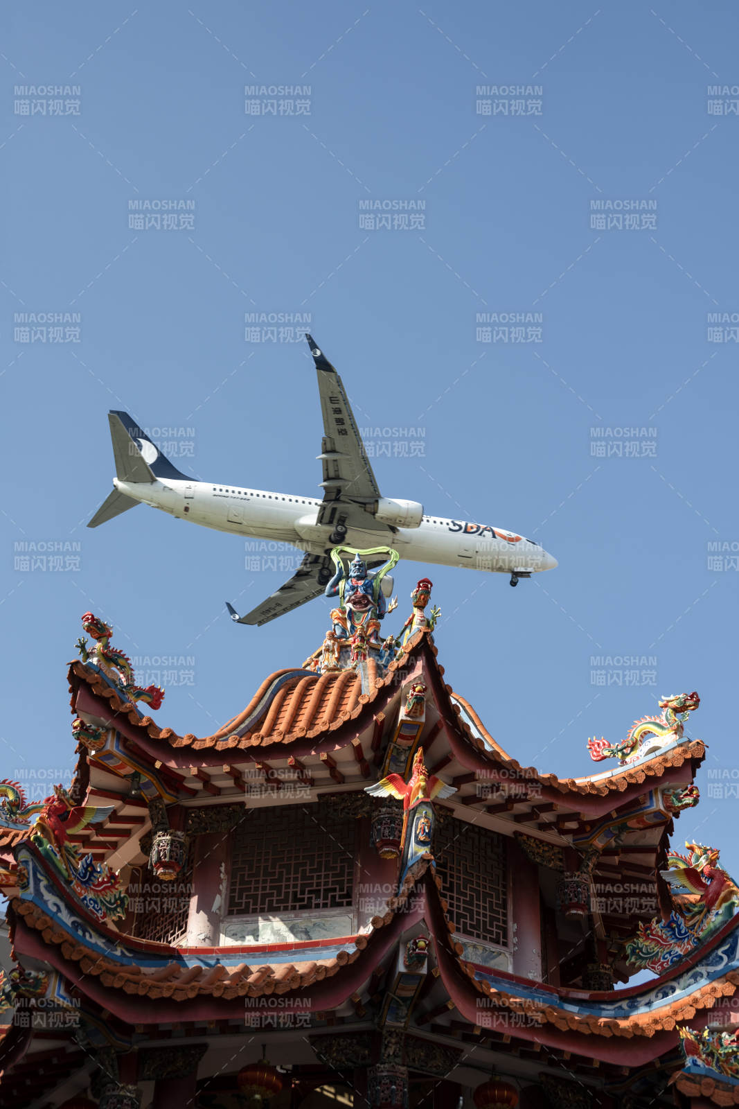 飞机掠过朝天宫古庙顶图片