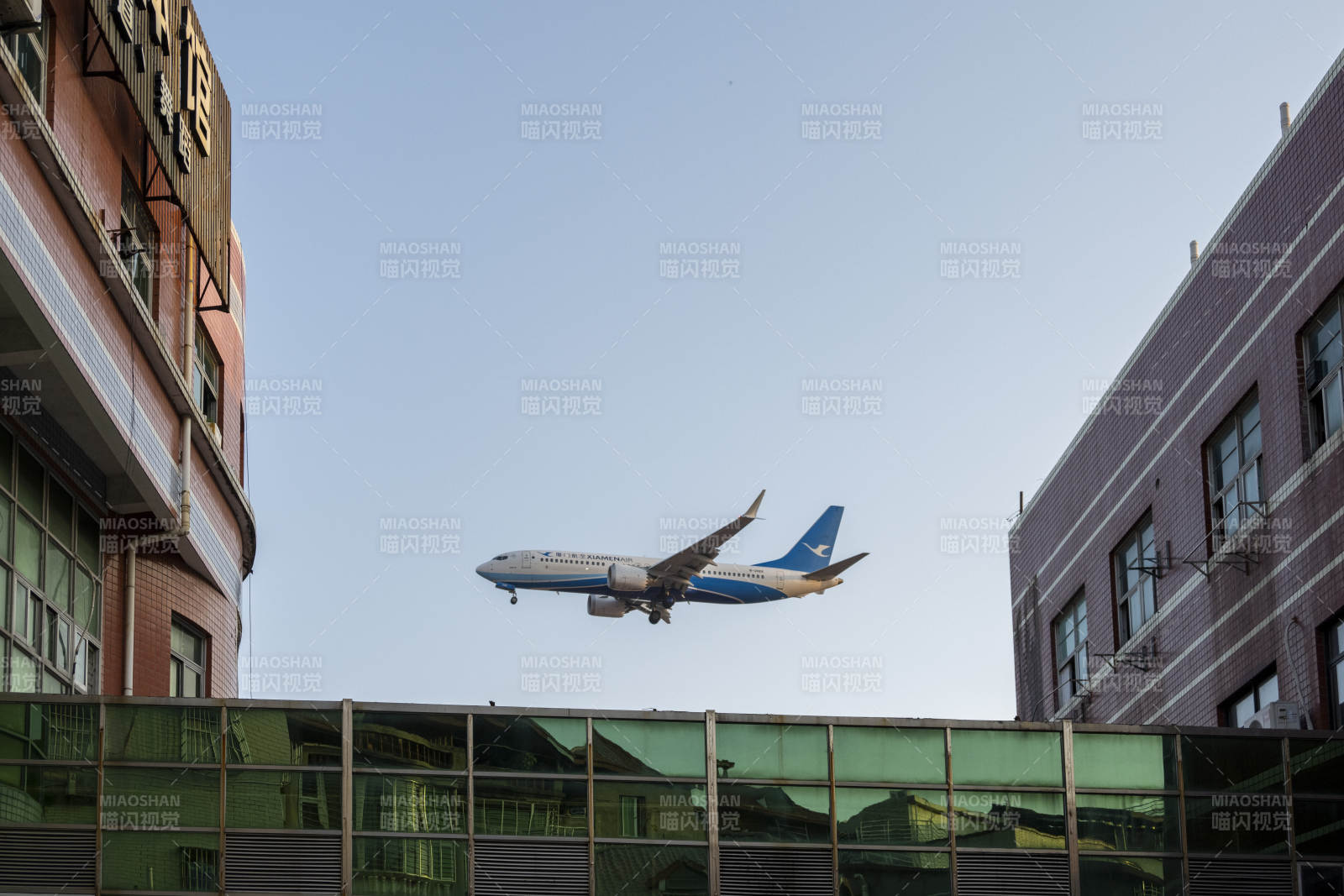 飞机飞越城市上空图片