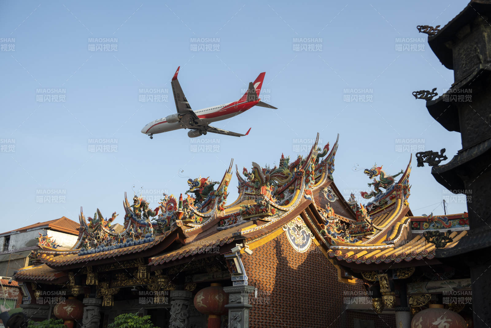 飞机飞越清水宫图片