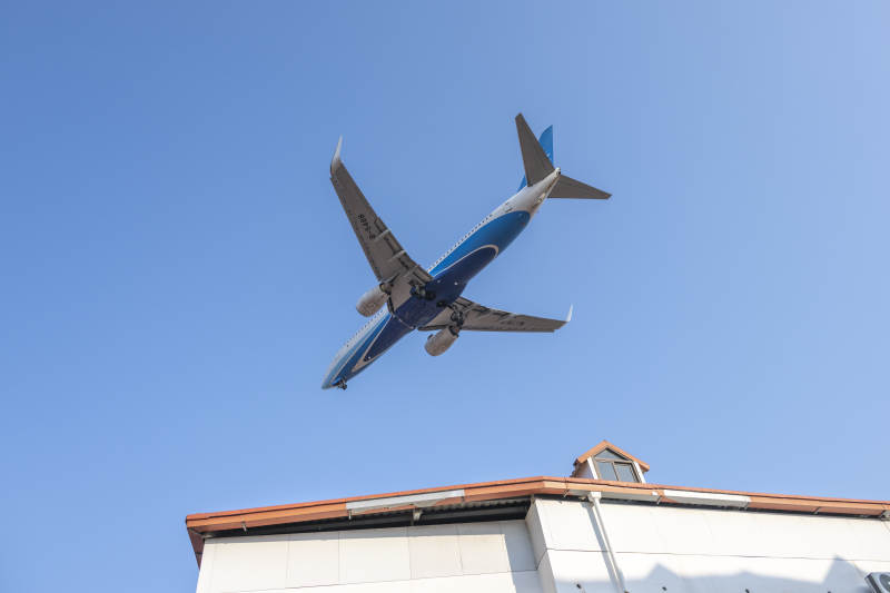 飞机掠过屋顶图片