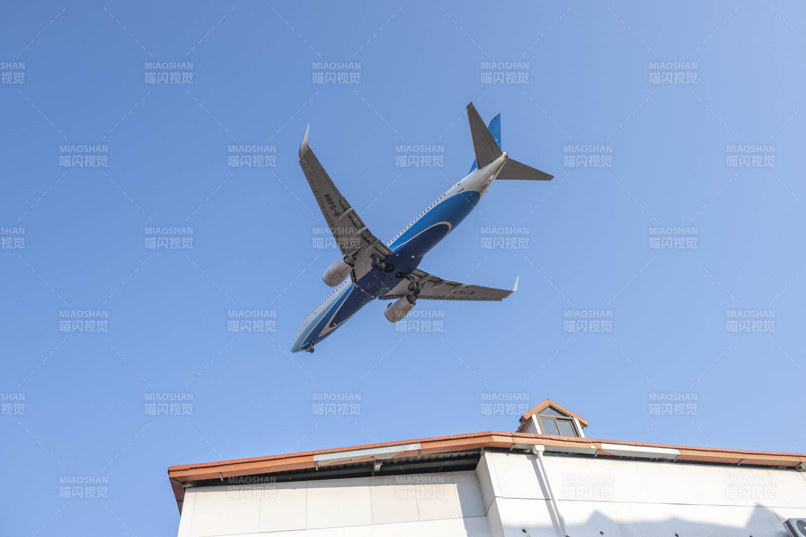 飞机掠过屋顶图片