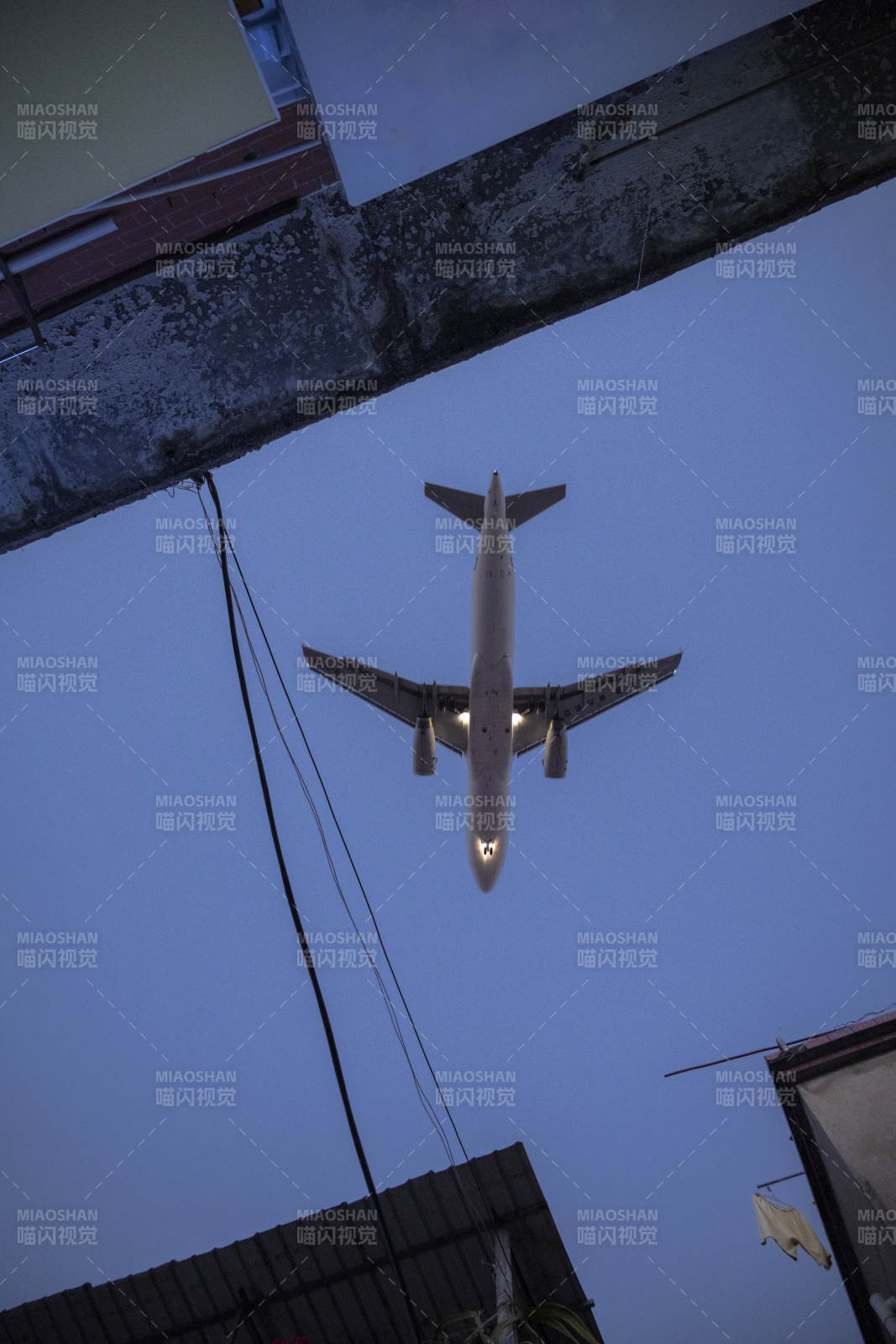 飞机低空飞过城市图片