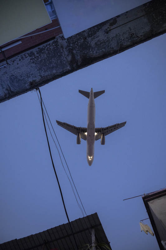 飞机低空飞过城市图片