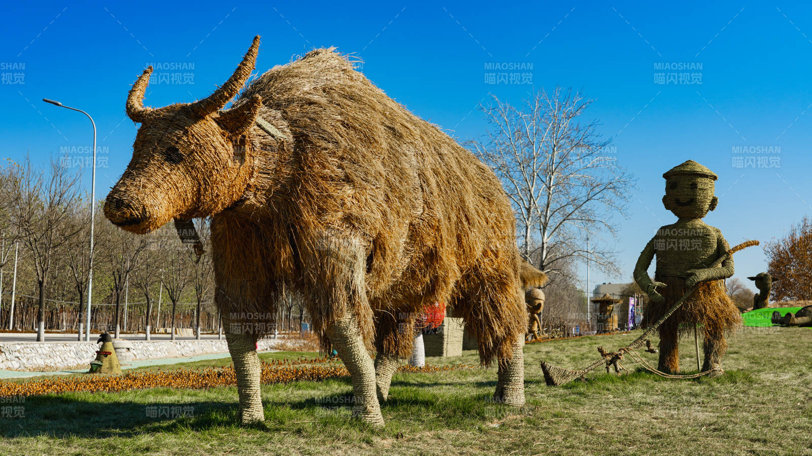 草编牛与牧童雕塑图片