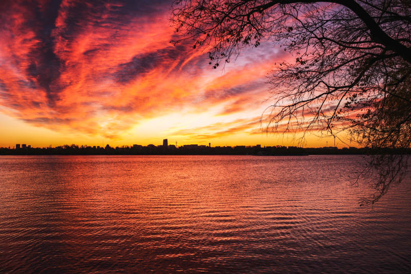 湖畔晚霞映天际图片