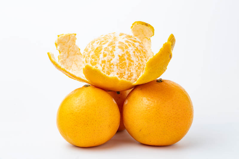 新鲜皇帝柑剥皮绽放图片