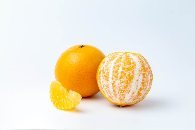 新鲜皇帝柑与剥皮柑橘图片