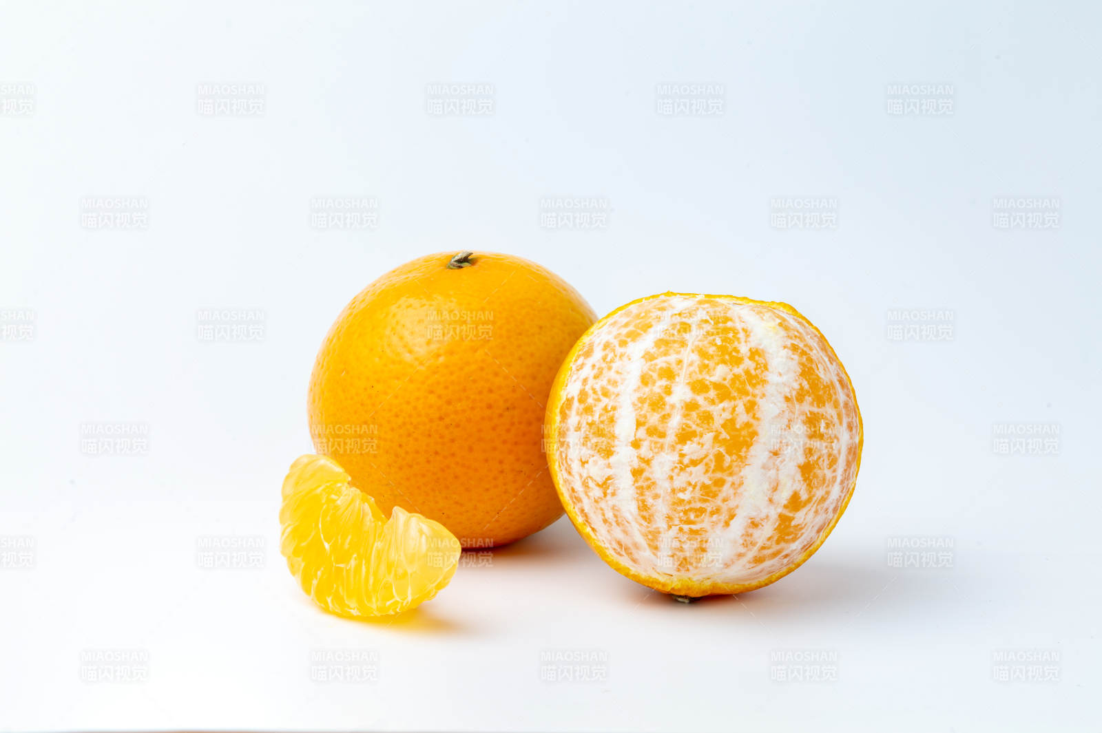 新鲜皇帝柑与剥皮柑橘图片
